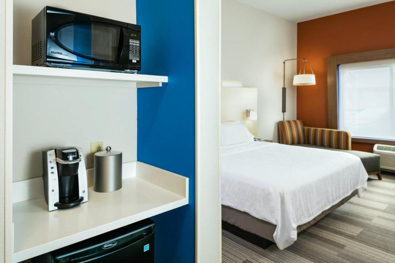 Holiday Inn Express & Suites - Medford By Ihg Exterior foto